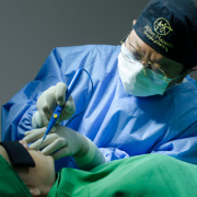 Milton Seigi Hayashi destaca como a cirurgia plástica fortalece a confiança e a saúde mental de seus pacientes.