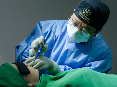 Milton Seigi Hayashi destaca como a cirurgia plástica fortalece a confiança e a saúde mental de seus pacientes.
