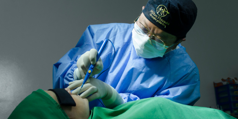 Milton Seigi Hayashi destaca como a cirurgia plástica fortalece a confiança e a saúde mental de seus pacientes.