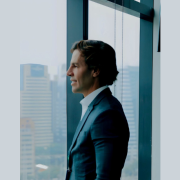 Ian dos Anjos Cunha mostra como o investimento anjo deixa de ser caridade e se torna uma estratégia inteligente para transformar risco em impacto real.