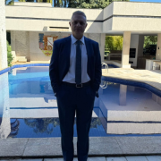 As exigências regulatórias e tributárias para investidores estrangeiros em transição energética no Brasil são analisadas por Leonardo Manzan como fator decisivo de segurança jurídica.