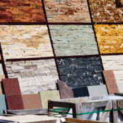 Materiais inteligentes elevam o conforto básico e fortalecem a fidelização do cliente. Alex Nabuco Dos Santos explica como desempenho técnico gera confiança.