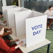 Eleitores votam em uma seção eleitoral durante o dia de votação.