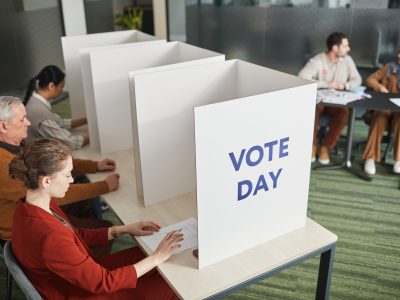 Eleitores votam em uma seção eleitoral durante o dia de votação.