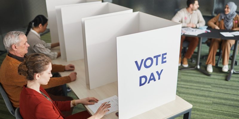 Eleitores votam em uma seção eleitoral durante o dia de votação.