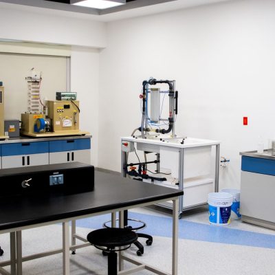 Interior de um laboratório moderno equipado com instrumentos para pesquisas científicas e na área da saúde.