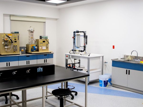 Interior de um laboratório moderno equipado com instrumentos para pesquisas científicas e na área da saúde.