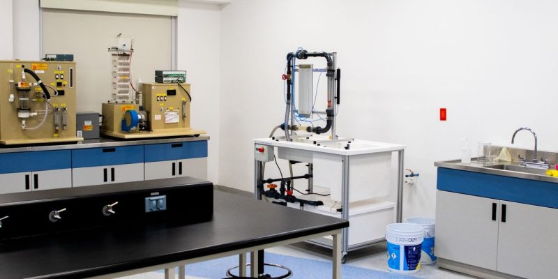Interior de um laboratório moderno equipado com instrumentos para pesquisas científicas e na área da saúde.