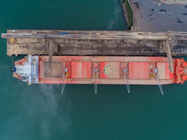 Vista aérea de um navio de carga atracado em um porto brasileiro.